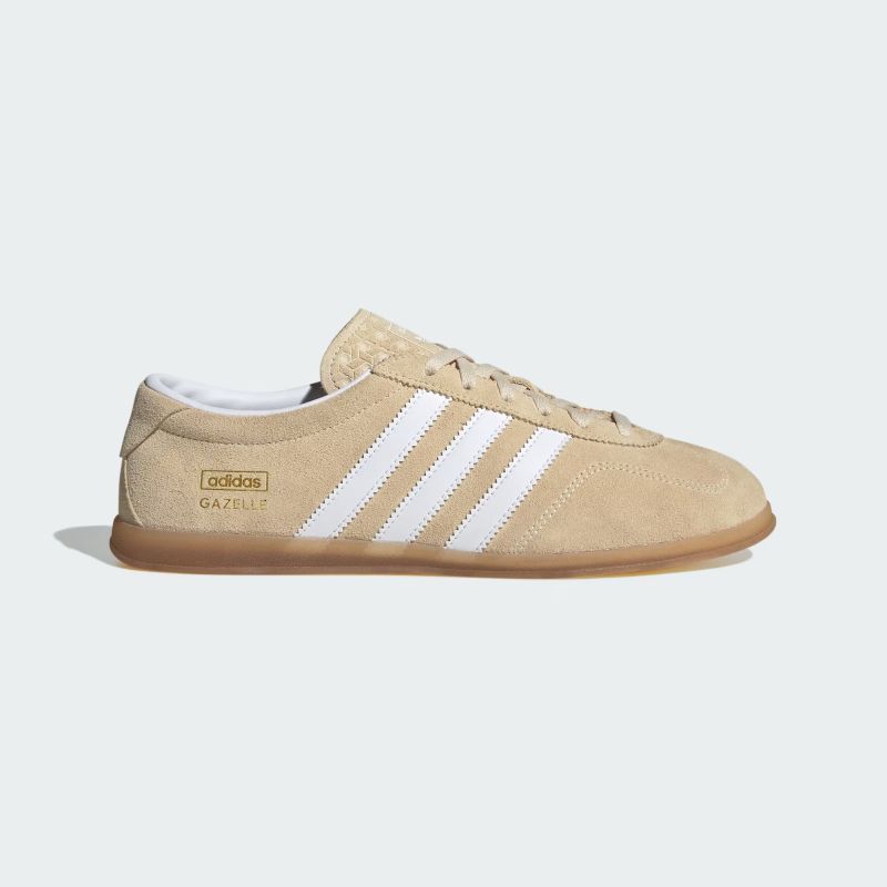 adidas 26Q1 GAZELLE LO PRO W サンドストレータ/フットウェアホワイト/ガム JR8889