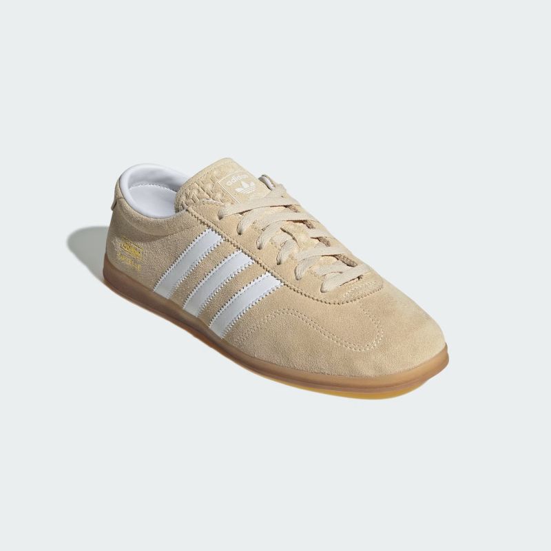 adidas 26Q1 GAZELLE LO PRO W サンドストレータ/フットウェアホワイト/ガム JR8889