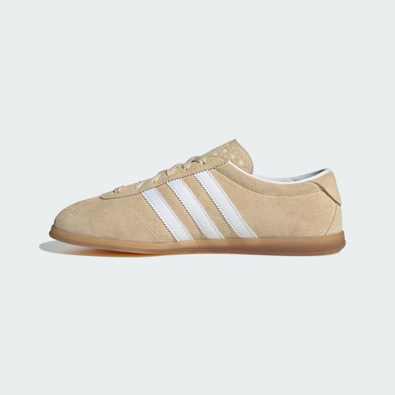 adidas 26Q1 GAZELLE LO PRO W サンドストレータ/フットウェアホワイト/ガム JR8889