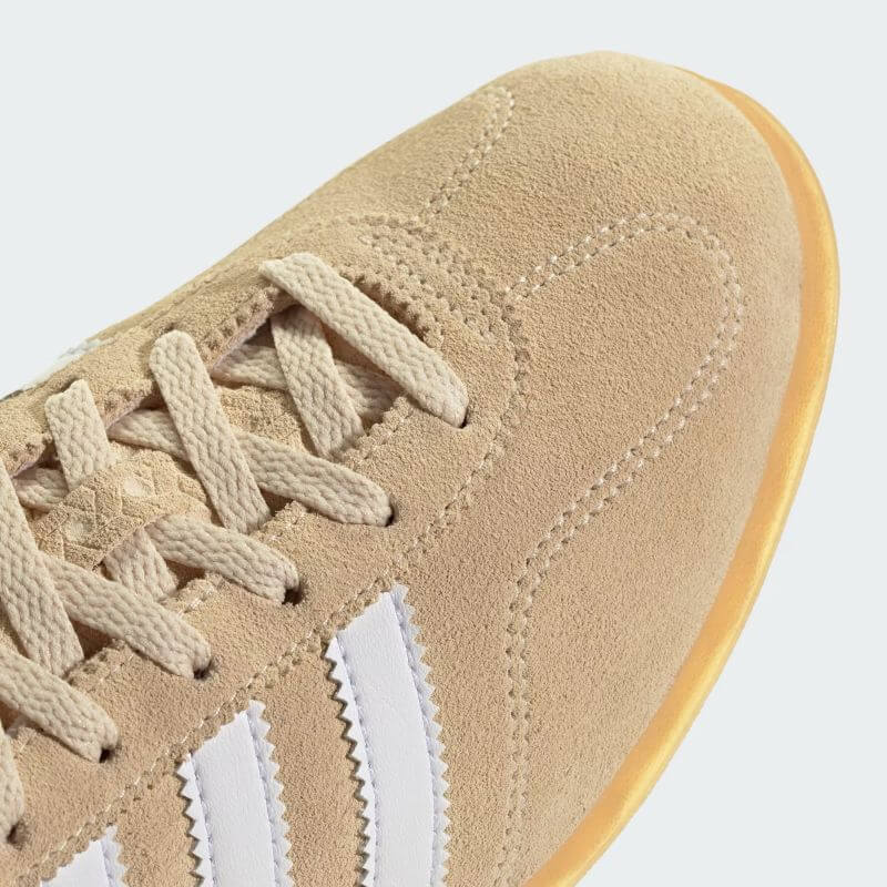 adidas 26Q1 GAZELLE LO PRO W サンドストレータ/フットウェアホワイト/ガム JR8889