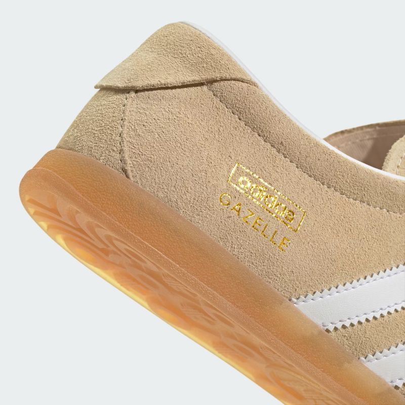 adidas 26Q1 GAZELLE LO PRO W サンドストレータ/フットウェアホワイト/ガム JR8889