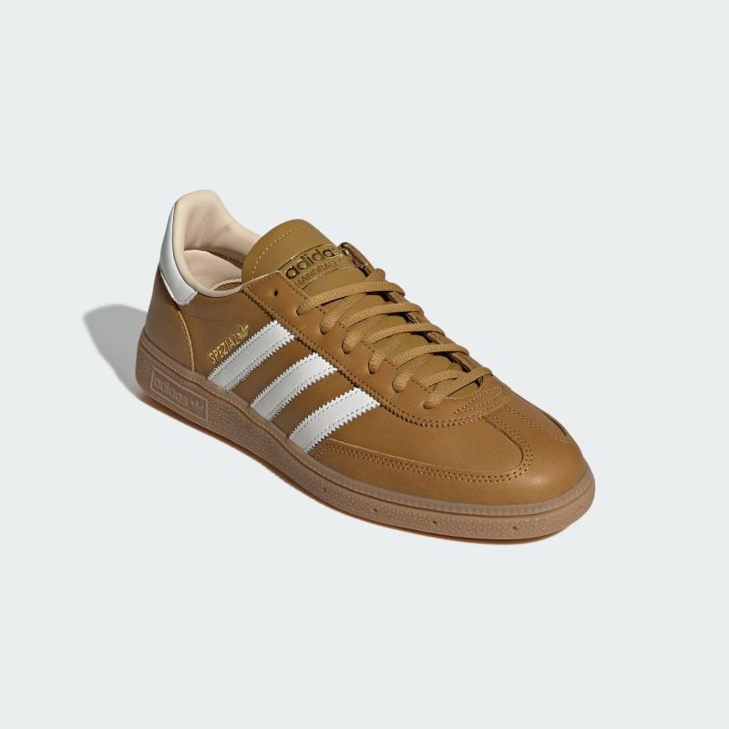 adidas 26Q2 adidas HANDBALL SPEZIAL プリラブドブロンズ/コアホワイト/ガム KI8580