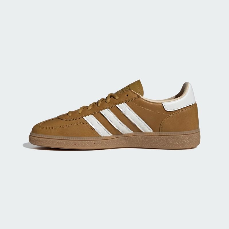 adidas 26Q2 adidas HANDBALL SPEZIAL プリラブドブロンズ/コアホワイト/ガム KI8580