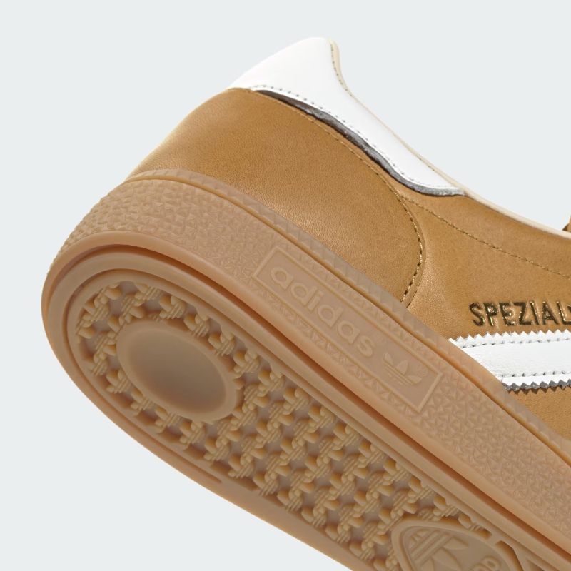 adidas 26Q2 adidas HANDBALL SPEZIAL プリラブドブロンズ/コアホワイト/ガム KI8580