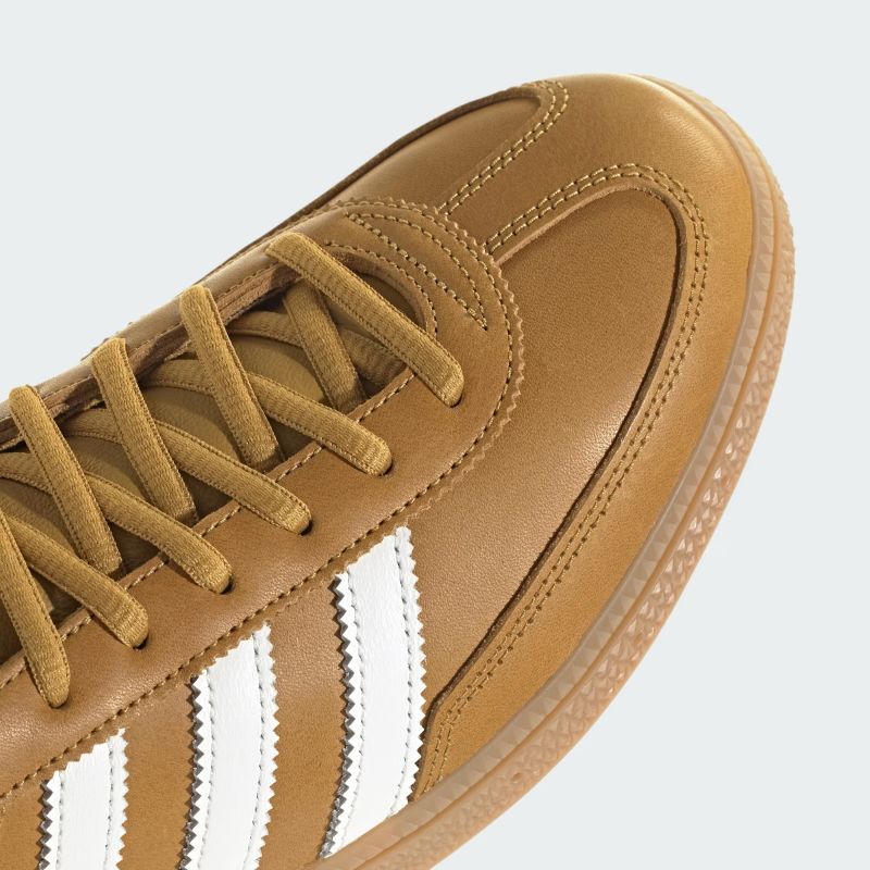 adidas 26Q2 adidas HANDBALL SPEZIAL プリラブドブロンズ/コアホワイト/ガム KI8580