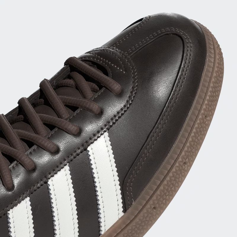 adidas 26Q2 adidas HANDBALL SPEZIAL ブラウン/コアホワイト/アースストラータ KI8581