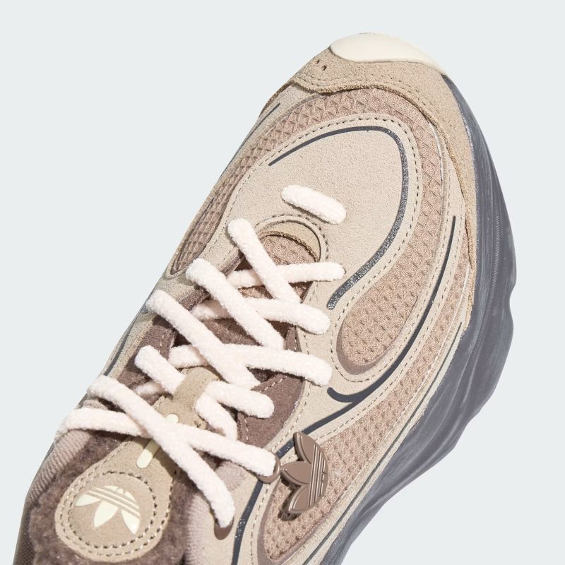 adidas 26Q4 adidas OZVENUZ W ワンダーホワイト/トレースブラウン/クレイ LA3793