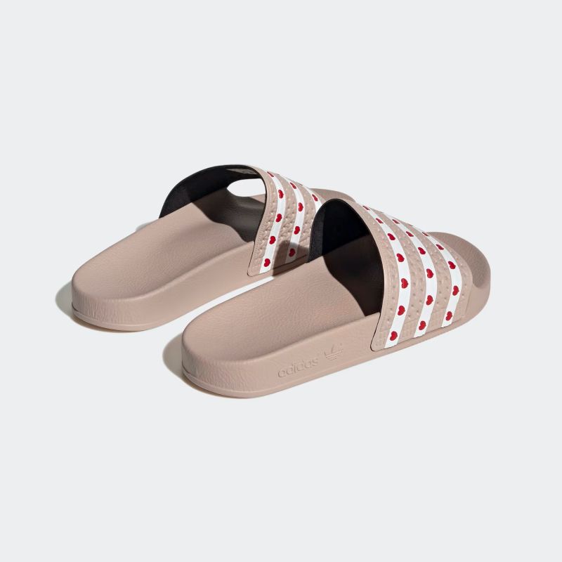 adidas 26Q1 adidas ADILETTE W ワンダークォーツ/コアホワイト/ベタースカレット IG7612