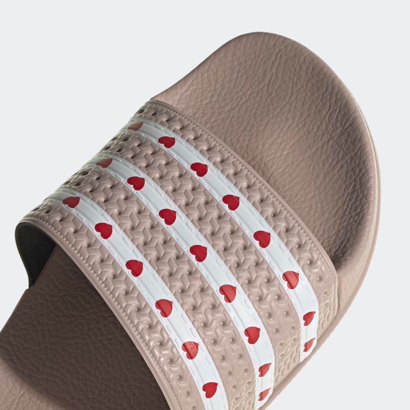 adidas 26Q1 adidas ADILETTE W ワンダークォーツ/コアホワイト/ベタースカレット IG7612