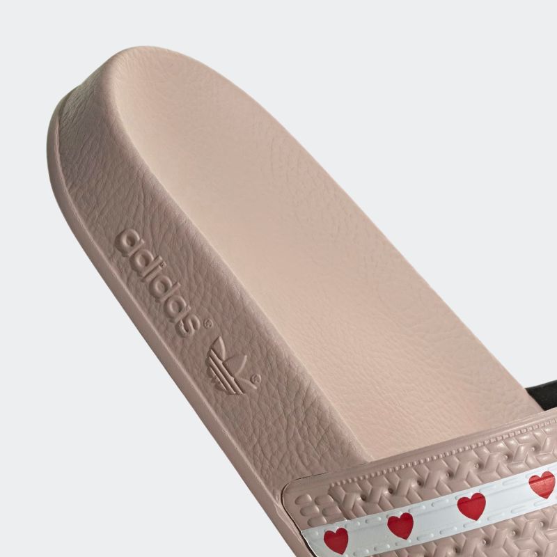 adidas 26Q1 adidas ADILETTE W ワンダークォーツ/コアホワイト/ベタースカレット IG7612