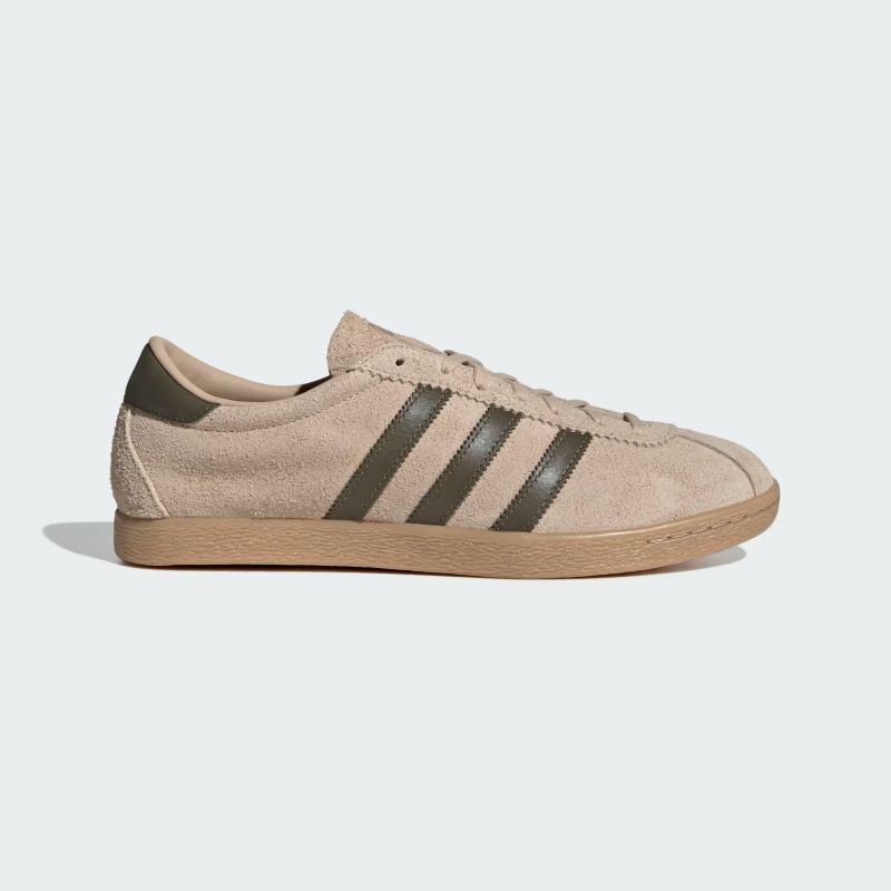 adidas 26Q1 adidas TOBACCO マジックベージュ/オリーブストラータ/ガム IH9083