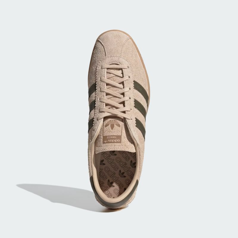 adidas 26Q1 adidas TOBACCO マジックベージュ/オリーブストラータ/ガム IH9083
