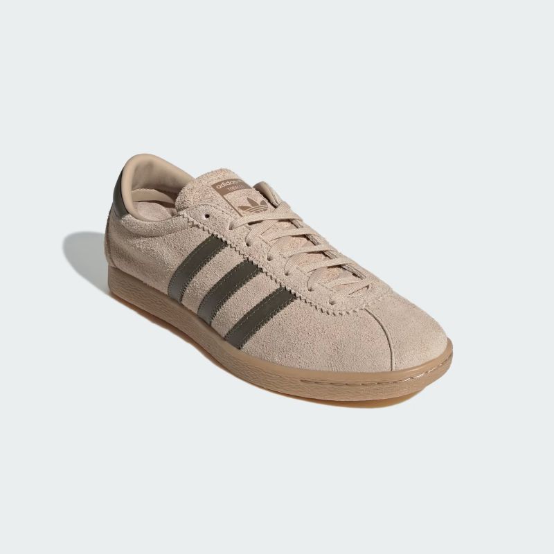 adidas 26Q1 adidas TOBACCO マジックベージュ/オリーブストラータ/ガム IH9083