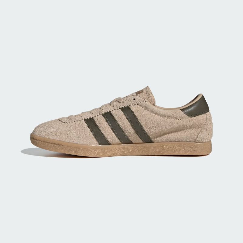 adidas 26Q1 adidas TOBACCO マジックベージュ/オリーブストラータ/ガム IH9083