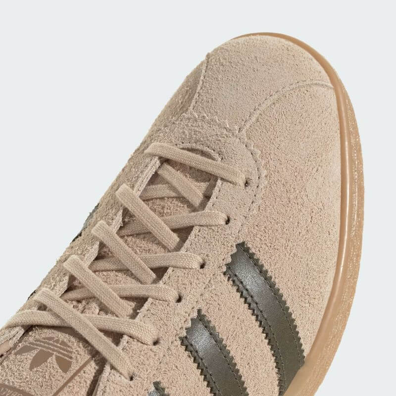 adidas 26Q1 adidas TOBACCO マジックベージュ/オリーブストラータ/ガム IH9083