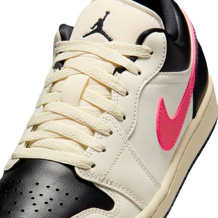 JORDAN BRAND SP26 WMNS AIR JORDAN 1 LOW ペールアイボリー/レーサー