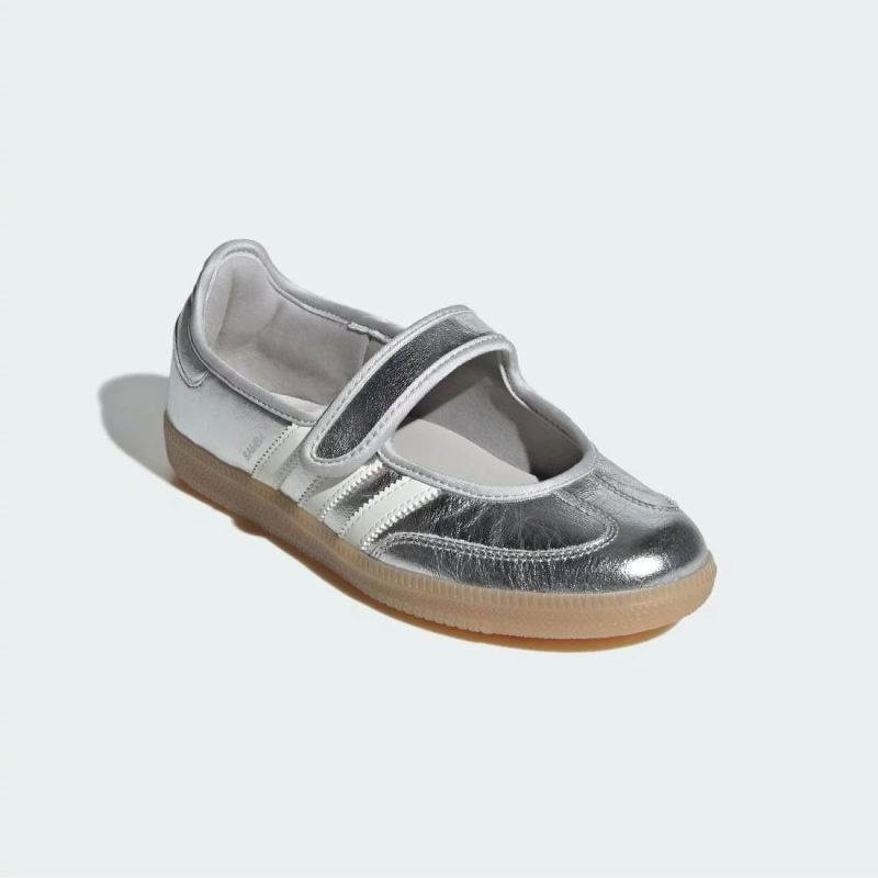 adidas 26Q3 adidas SAMBA JANE W シルバーメタリック/オフホワイト/ガム KK2502