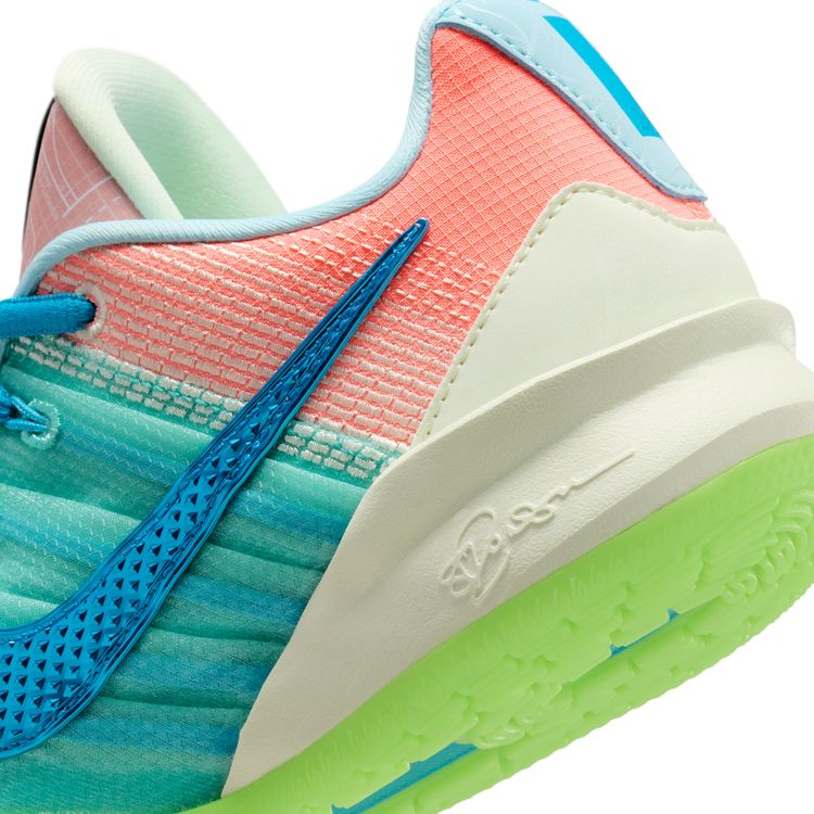 NIKE SU26 4/1 NIKE SABRINA 3 EP イグルー/ホットラバ-ブルークリスタル IO7844-300