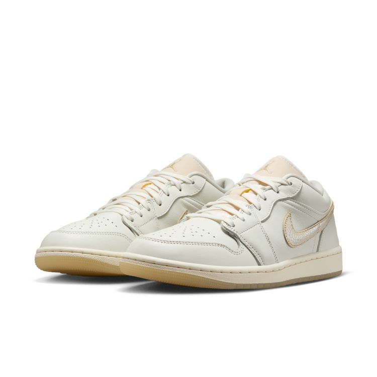 JORDAN BRAND HO25 WMNS AIR JORDAN 1 LOW SE セイル/チーム ゴールド-ペールアイボリー HV5157-100