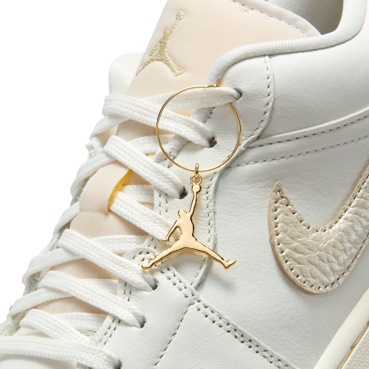 JORDAN BRAND HO25 WMNS AIR JORDAN 1 LOW SE セイル/チーム ゴールド-ペールアイボリー HV5157-100