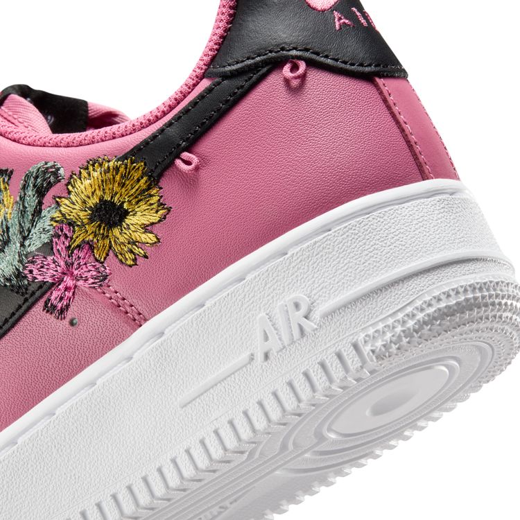 NIKE SP26 NIKE WMNS AIR FORCE 1 '07 PRM ピオニー/ブラック-メタリックゴールド-ホワイト IB6644-600