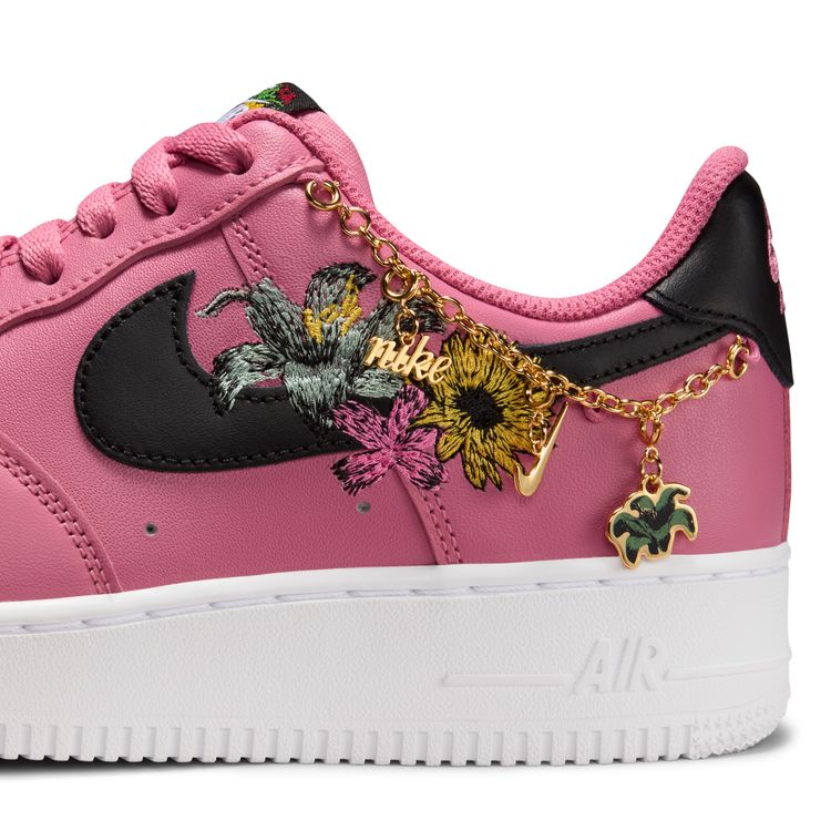 NIKE SP26 NIKE WMNS AIR FORCE 1 '07 PRM ピオニー/ブラック-メタリックゴールド-ホワイト IB6644-600