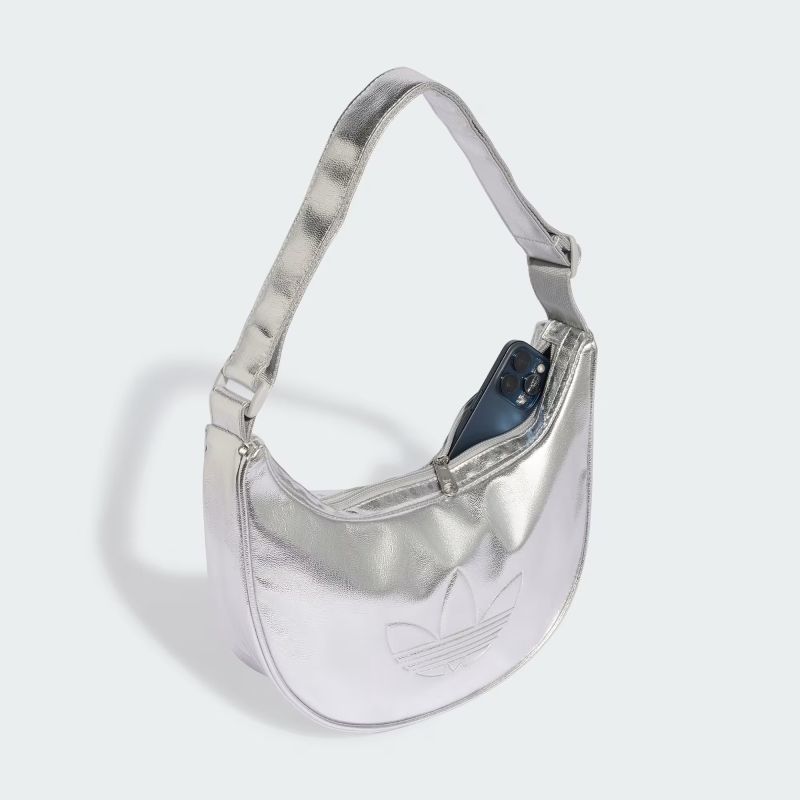 adidas 26Q3 ADICOLOR HALF CRESCENT BAG METALLIC PU シルバーメタリック KR1562