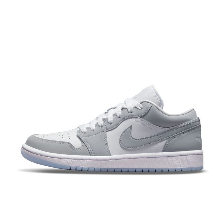 JORDAN BRAND FA26 WMNS AIR JORDAN 1 LOW ホワイト/ウルフグレー-アルミニウム DC0774-105