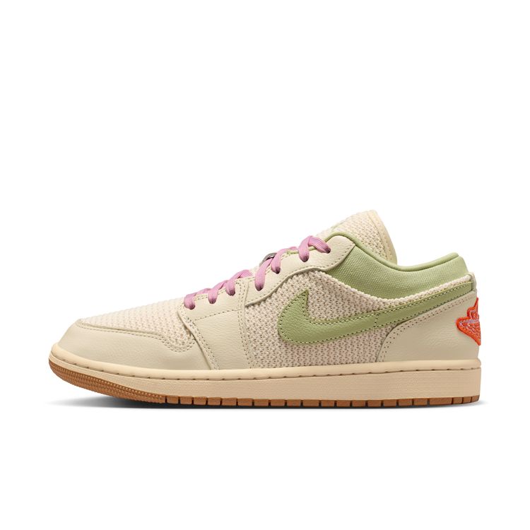 JORDAN BRAND SU26 WMNS AIR JORDAN 1 LOW SE セイル/アイスドカーマイン-オリーブオーラ-パールホワイト II0569-100