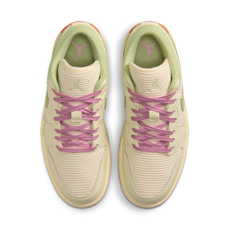 JORDAN BRAND SU26 WMNS AIR JORDAN 1 LOW SE セイル/アイスドカーマイン-オリーブオーラ-パールホワイト II0569-100
