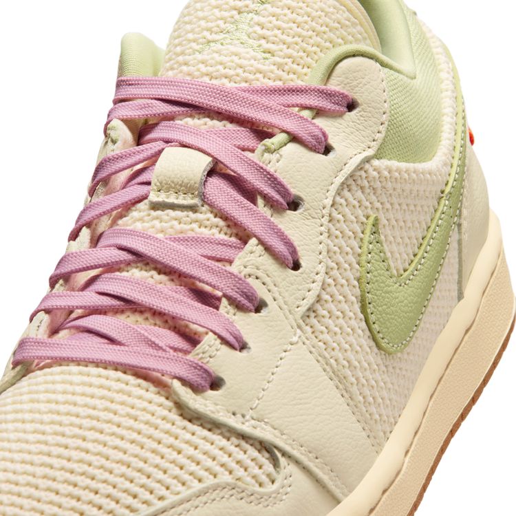 JORDAN BRAND SU26 WMNS AIR JORDAN 1 LOW SE セイル/アイスドカーマイン-オリーブオーラ-パールホワイト II0569-100