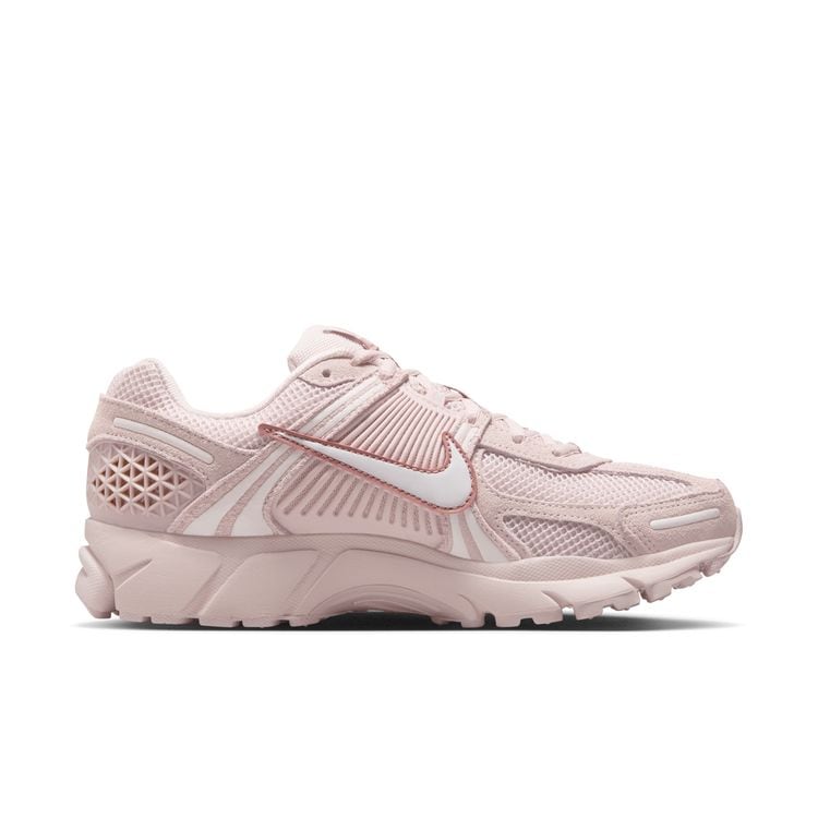 NIKE HO25 NIKE WMNS ZOOM VOMERO 5 シルトレッド/ヴァストグレーレッド-スターダスト HQ0458-600