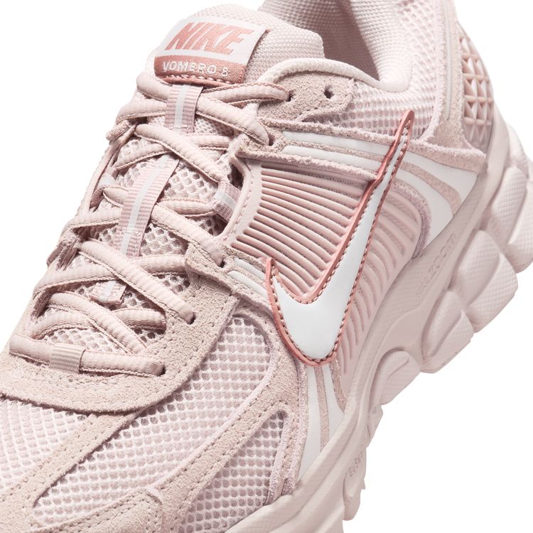 NIKE HO25 NIKE WMNS ZOOM VOMERO 5 シルトレッド/ヴァストグレーレッド-スターダスト HQ0458-600