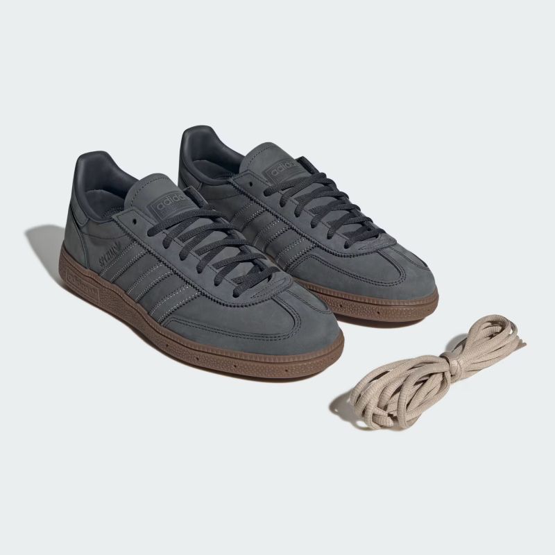 adidas 26Q4 adidas HANDBALL SPEZIAL カーボン/カーボン/ガム KJ9853
