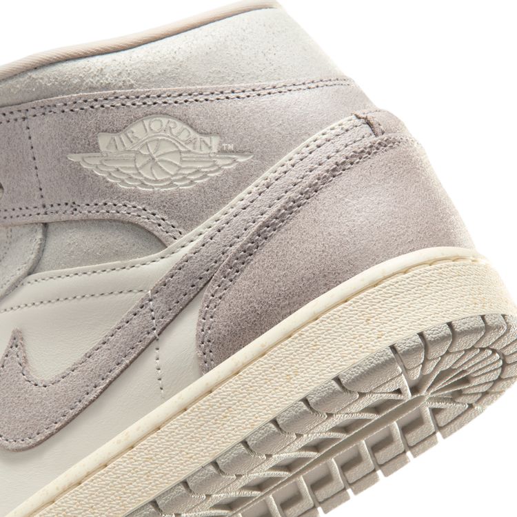 JORDAN BRAND SP26 WMNS AIR JORDAN 1 MID SE ライトアイアンオール゛/エニグマストーン-ペイルアイボリー IB7010-001