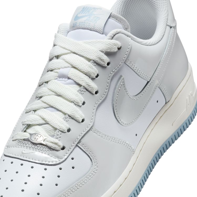 NIKE SU26 NIKE AIR FORCE 1 '07 ホワイト/フォトンダスト-セイル-ライトアーモリーブルー IH4461-100