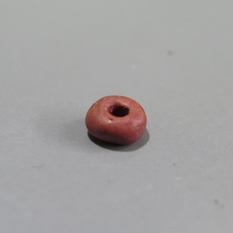 勾玉・管玉】 古墳時代 赤色ガラス小玉 （美品） | 出土品その他,勾玉