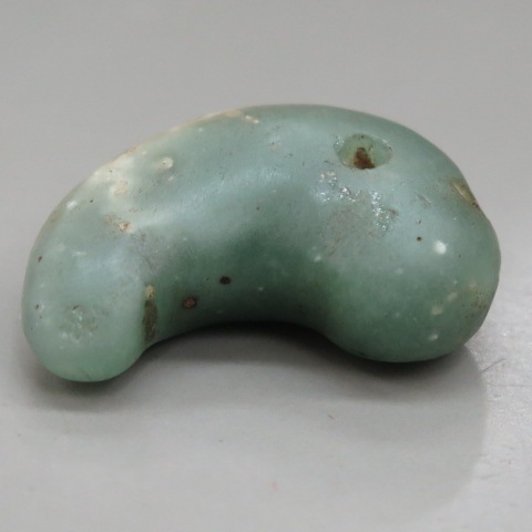 勾玉　古代 　２５０１２９－１ 糸魚川翡翠古代勾玉20mm （itoigawa Jadeite）｜マライカ公式通販