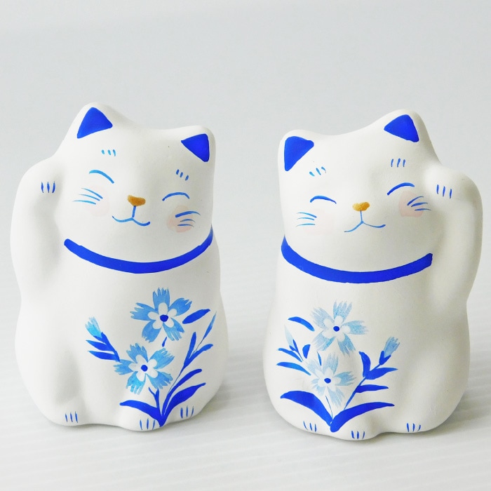 青白い花柄の招き猫セット 招き猫 工芸品