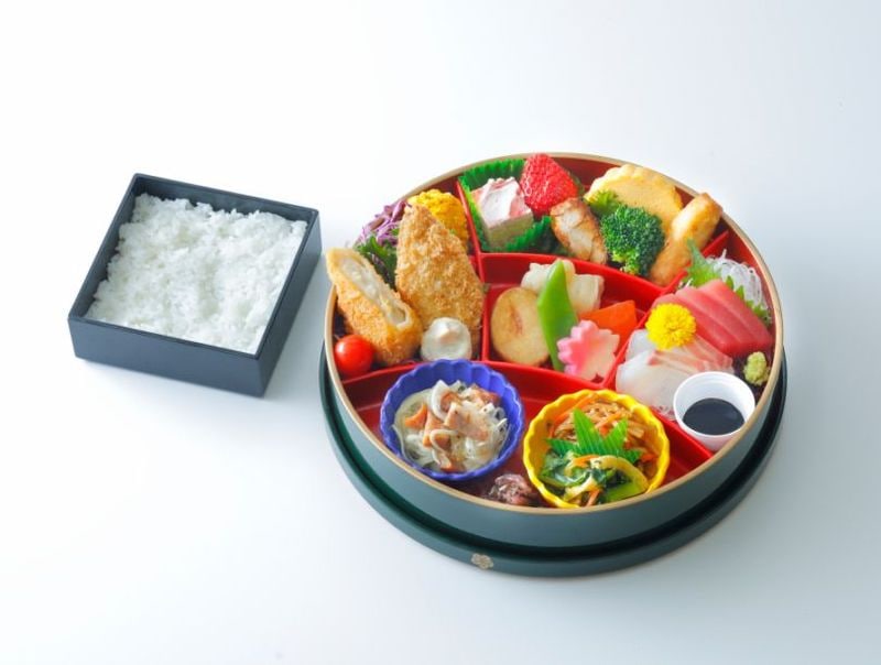 日替り 刺身入り (火曜日・金曜日)【お持ち帰り容器（刺身あり）】  