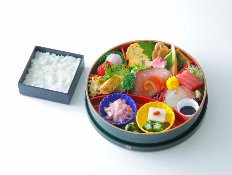 日替り 刺身入り (月曜日・木曜日)【お持ち帰り容器（刺身あり）】   