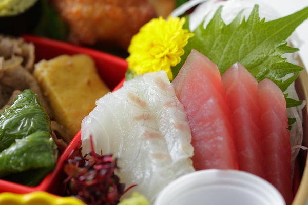 日替り 刺身入り (水曜日・土曜日)
