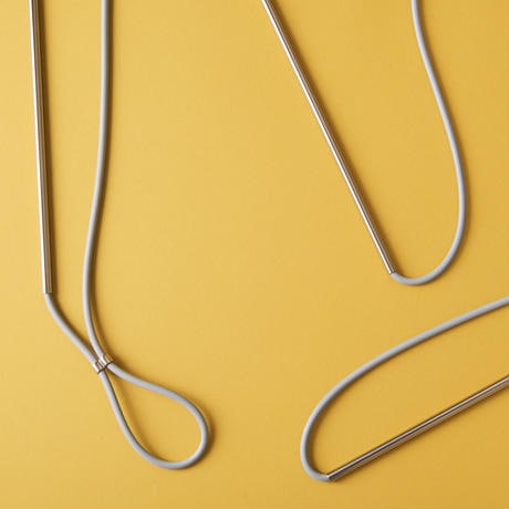 【 FORMLESS HANGER 】服の形に沿うデザインハンガー　折りたたみもできる優れモノ