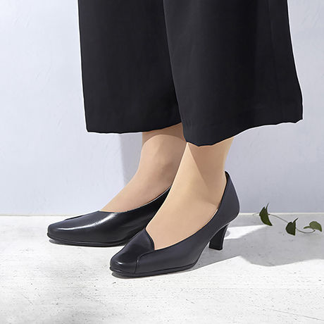 【佳歩と靴　LINE02】大胆なアシンメトリーデザインで脚長効果と履き心地を両立したパンプス