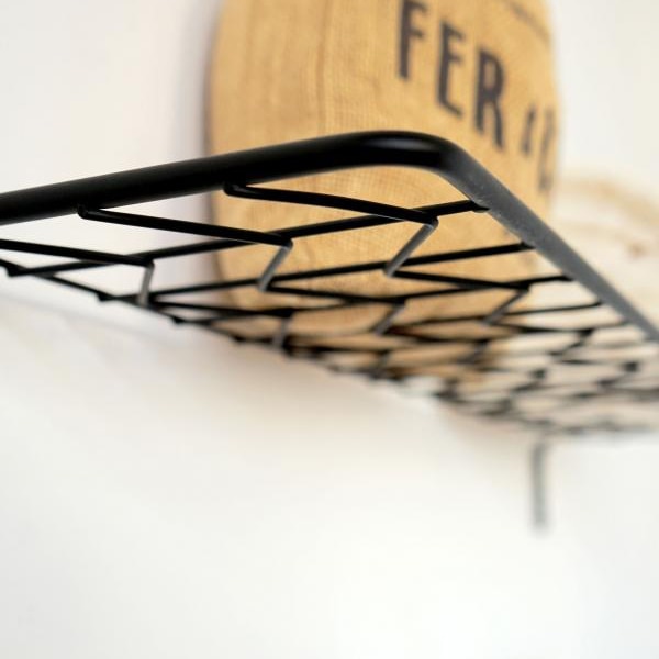 北欧テイストで実用的なアイアンシェルフ