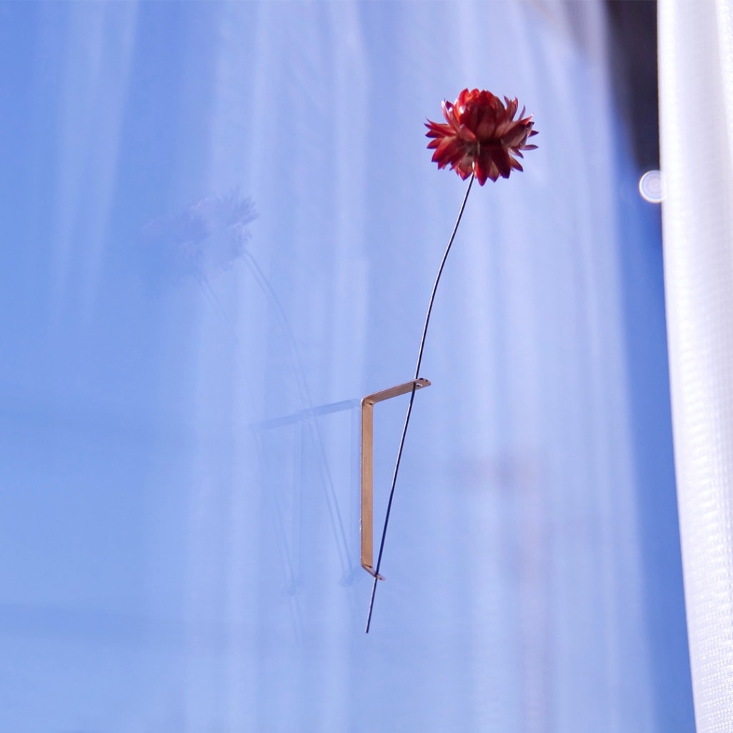 【ONE MORE FLOWER】 壁や窓、家具に “貼って” 飾れる一輪挿し