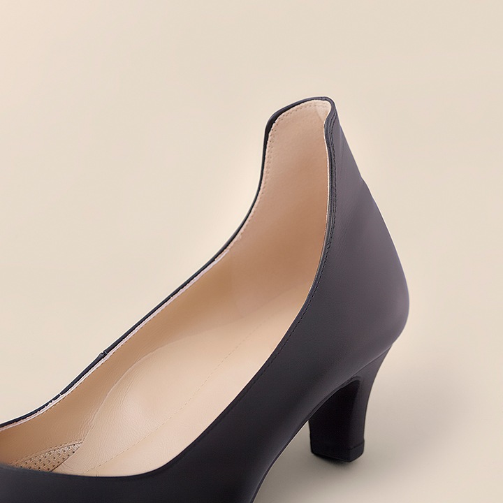 【佳歩と靴　LINE01】くるぶし周囲を引き締めて魅せる　履き心地の良い本革パンプス