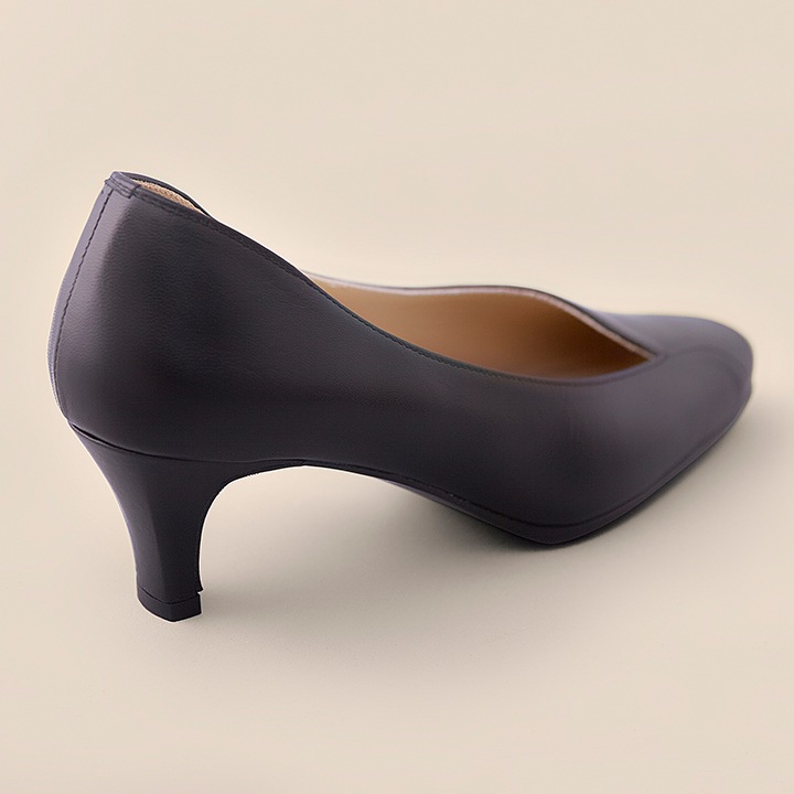 【佳歩と靴　LINE02】大胆なアシンメトリーデザインで脚長効果と履き心地を両立したパンプス