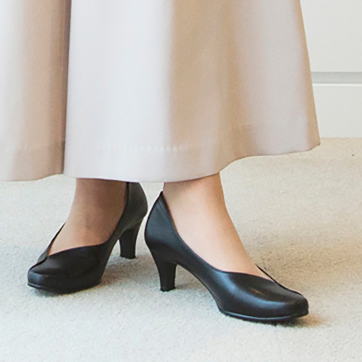 【佳歩と靴　LINE02】大胆なアシンメトリーデザインで脚長効果と履き心地を両立したパンプス