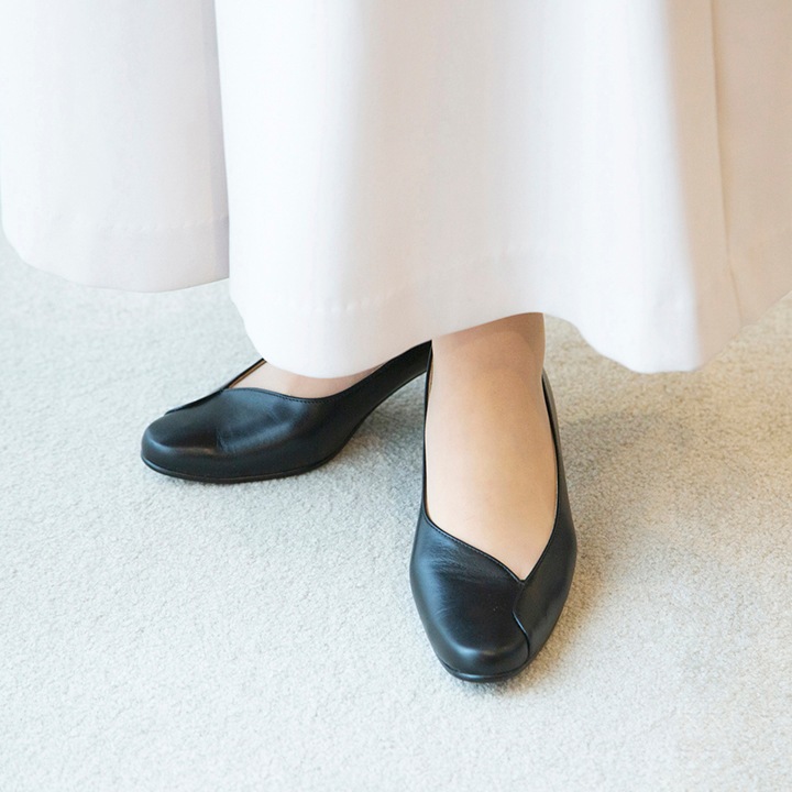 【佳歩と靴　LINE02】大胆なアシンメトリーデザインで脚長効果と履き心地を両立したパンプス